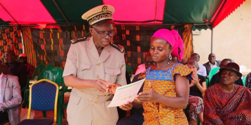 Une femme recevant son document des mains de l'administration ivoirienne. (DR)