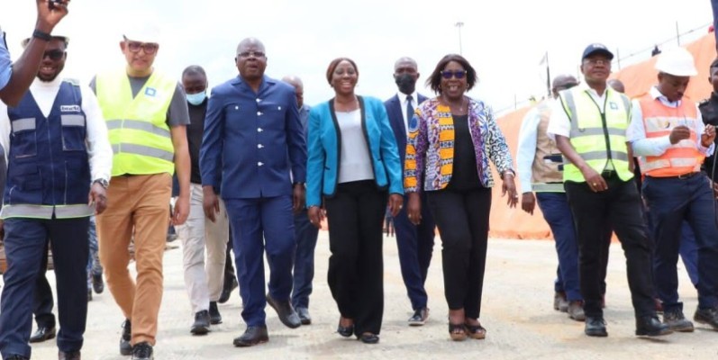 Le ministre de l’Equipement et de l’Entretien routier, Dr Amedé Kouakou, est satisfait de l’avancement des travaux de construction de l’échangeur du rond-point de la mairie d’Abobo. (Franck YEO)