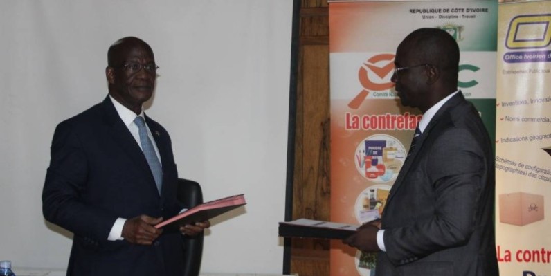 N'Zi Michel, président du Conseil d'orientation du Comité national de lutte contre la contrefaçon (à gauche) et Assandé Paul, directeur général de l'Office ivoirien de la propriété intellectuelle, signataires de la convention. (Ph: Dr)