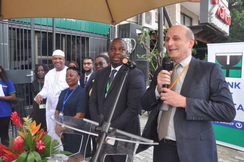 Vincent Istasse (au pupitre) et Thierry Koffi ( de blanc vêtu) ont salué le dynamisme des clients et l'efficacité des agents