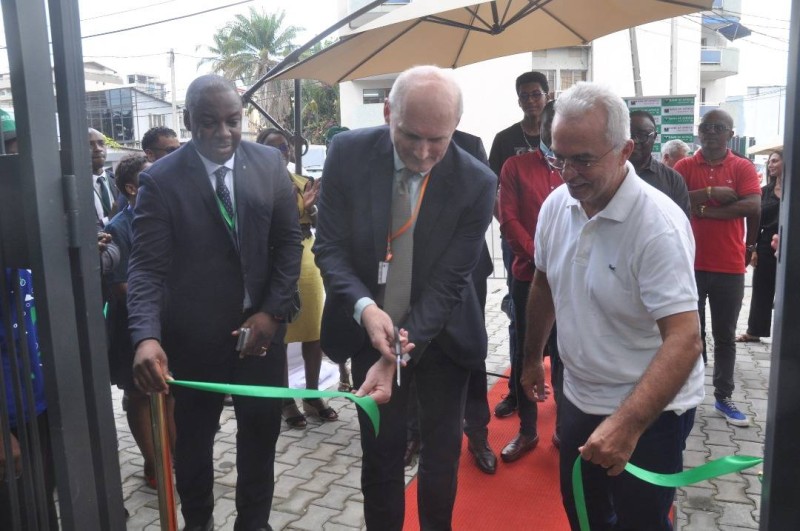 Coupure du ruban symbolique par Vincent Istasse, Dg de BOA CÔTE D'IVOIRE