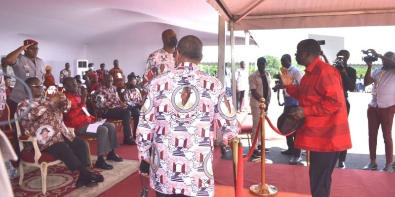 Le président du Sénat, Jeannot Ahoussou-Kouadio, saluant ici la famille. (Ph: Dr)