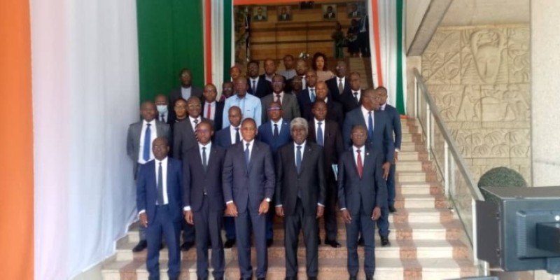 Le ministre Bruno Koné et le ministre-gouverneur Beugré Mambé entourés de leurs collaborateurs. (Ph: Dr)