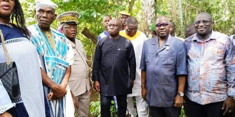 Au coeur du Parc du Mont Péko, le ministre KKB (au centre en ensemble sombre) échange avec les élus locaux, les autorités traditionnelles et les agents de l'OIPR sur les réelles limites de la réserve. (DR)