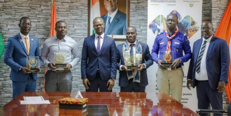 Le directeur de cabinet du ministère de la promotion de la jeunesse, de l'insertion professionnelle et du service civique, Ibrahima Dosso, entouré des lauréats. (DR)