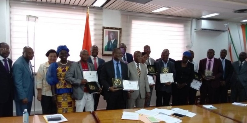 Adama Diawara félicite les meilleurs agents de son ministère. (DR)