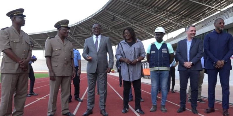 Le ministre Danho Paulin tenant en main les clés du nouveau stade de Yamoussoukro.  (Ph: Dr)
