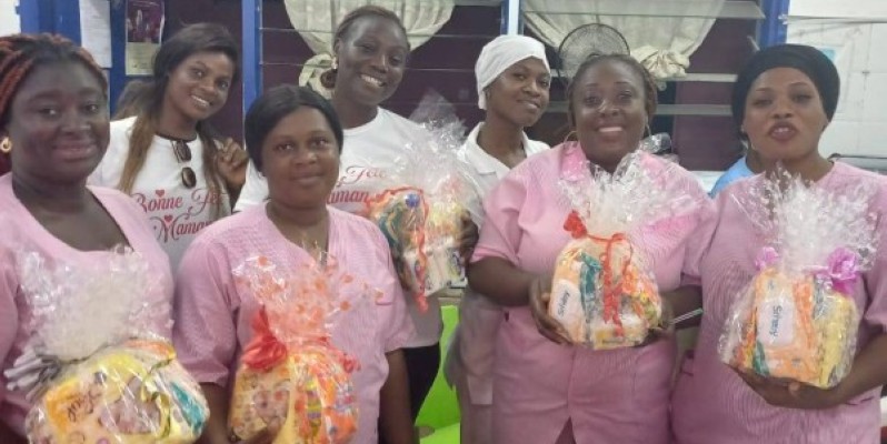 Des sages femmes heureuses de recevoir des cadeaux (DR)