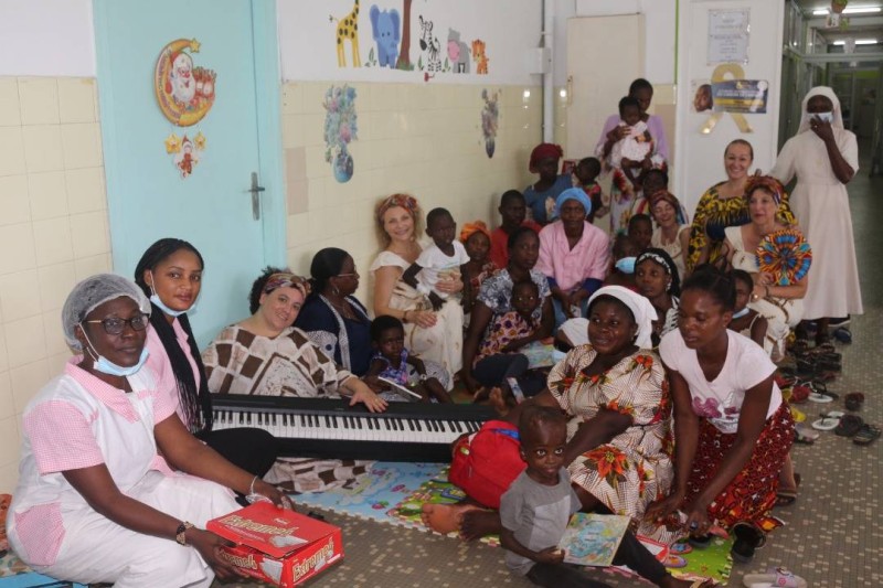 La délégation française a offert un piano aux enfants atteints du cancer. (Ph: Dr)