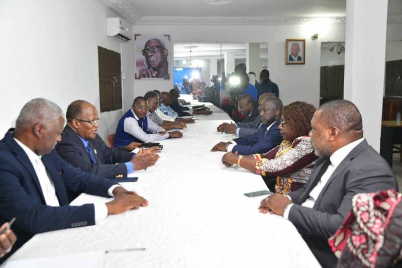 Adama Bictogo et son staff en pleine séance avec des membres du groupe parlementaire Ppa-Ci-Eds.