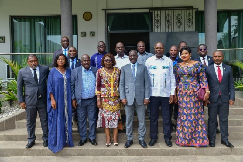 Des députés du groupe parlementaire de l'Udpci, à leur tête Mabri Toikeusse avec la délégation du Rhdp conduite par le candidat, Adama Bictogo après la rencontre;