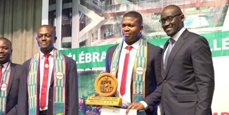 Le parrain Abdourahamane Cissé avec Mensah, le meilleur de la première promotion de l'Ecole supérieure de pétrole et d'énergie. (DR)