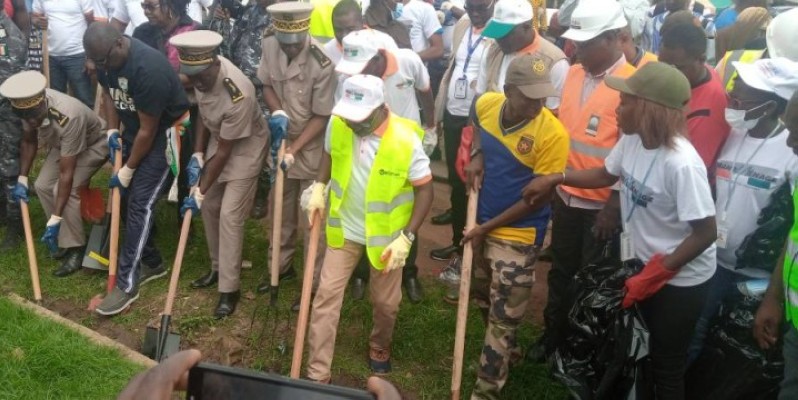 Bouaké Fofana muni d'une pelle procède au curage du caniveau, avec ses hôtes (DR)