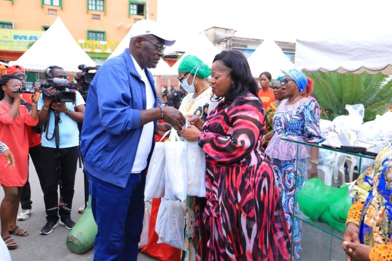 Farikou Soumahoro remettant un cadeau à une maman. (DR)