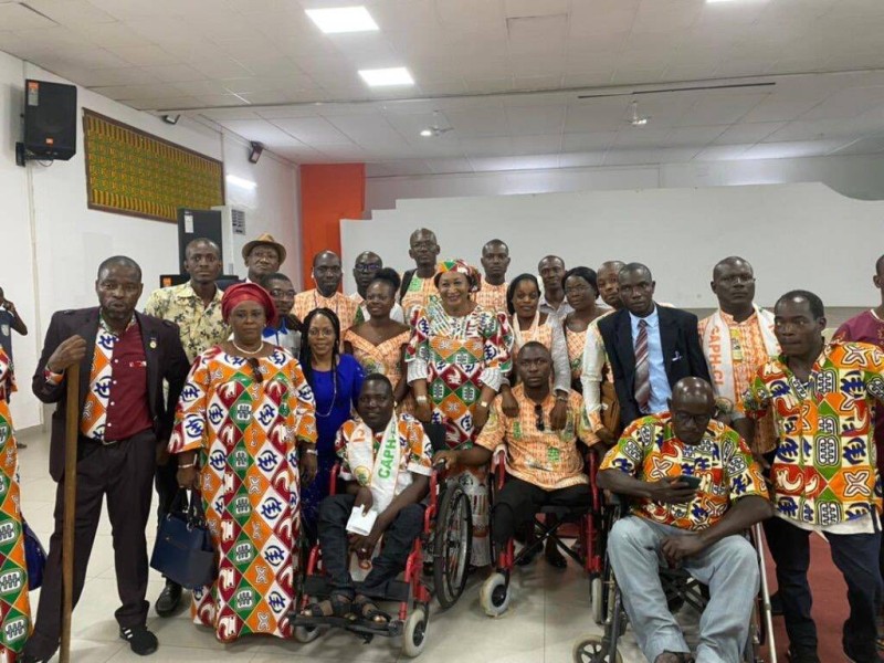 Cissé Tahibou (au centre avec l'écharpe) portera la voix des handicapés dans le sud-Comoé. (Ph: Dr)
