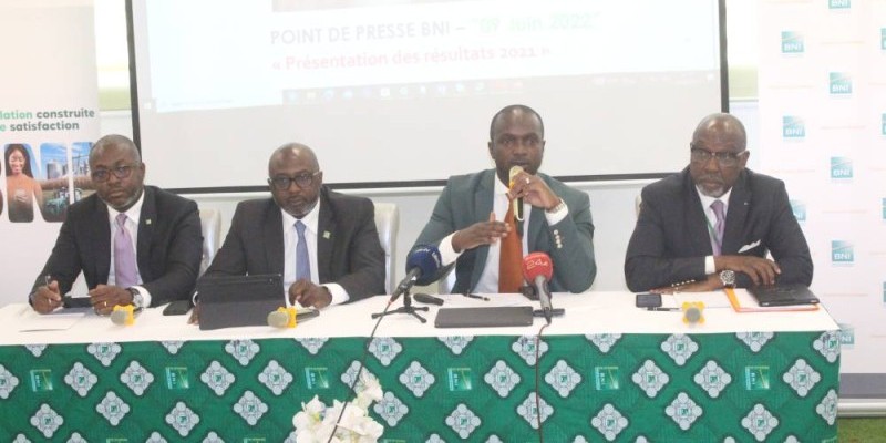 Le directeur général de la Bni et des collaborateurs. (Ph: Bavane)