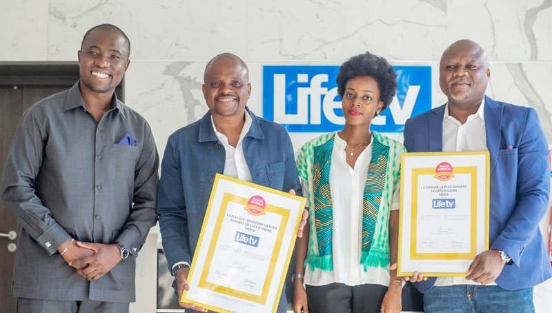 Les responsables de Life TV heureux de recevoir ces distinctions. (Ph: Dr)