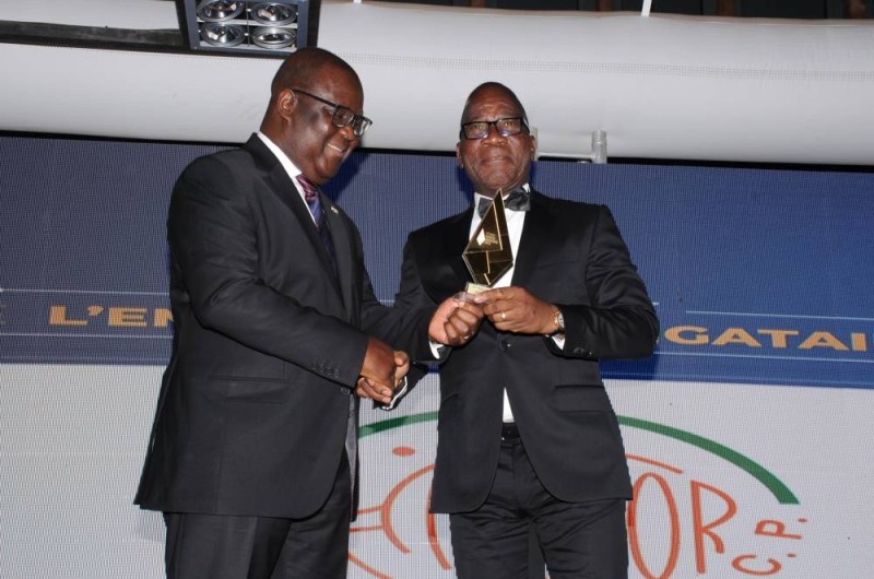 Le DG recevant son prix. (Ph: Dr)
