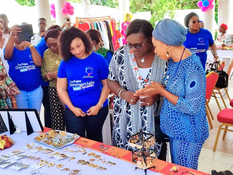 




L’ancienne ministre Fatoumata Hamza Bamba, marraine de la foire (au centre), lors de sa visite des stands. (Photos : Dr)