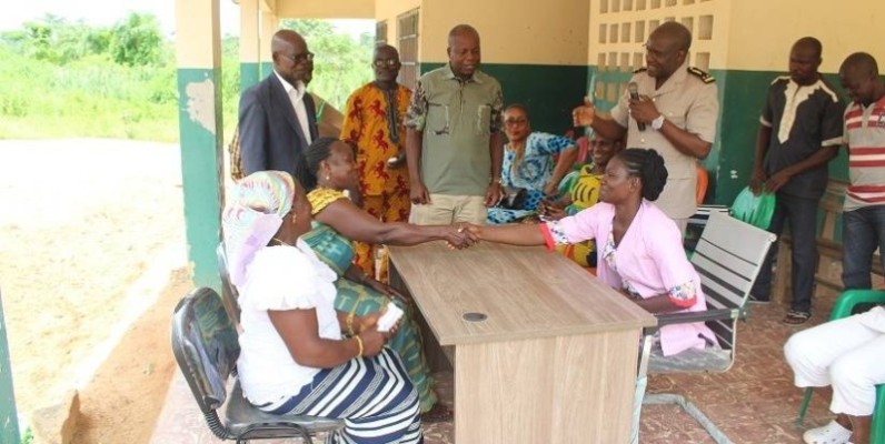 Le sous-préfet de Grand-Morié, Yssouf Soumahoro a présenté officiellement la nouvelle sage-femme. (Ph: Dr)