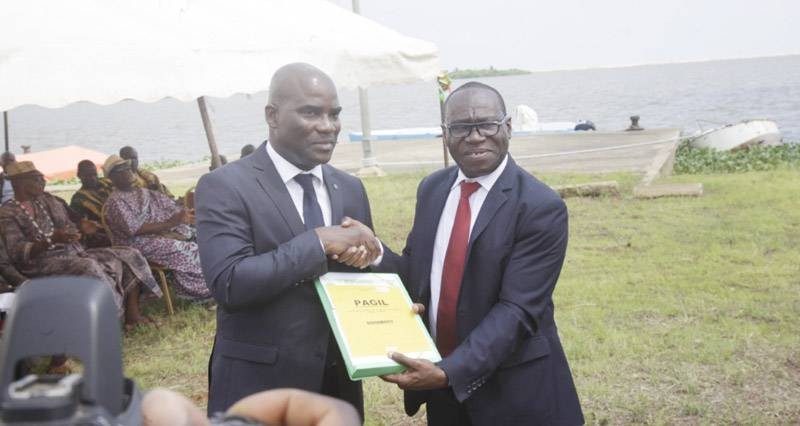 Delfin Abé Ochou (à gauche), coordonnateur du Projet Waca remettant les documents dans le cadre du Pagil au représentant du ministre de l’Environnement et du Développement durable, Kodehi Gnahoré. (Ph: Dr)