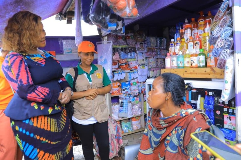 Myss Belmonde Dogo encourage une une brave femme. (DR)