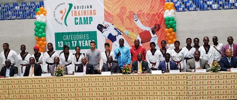 Les jeunes participants du premier camp de formation de taekwondo d'Abidjan autour des officiels après la cérémonie d'ouverture. (Ph: Dr)