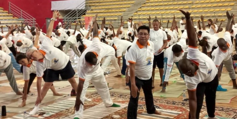 Le ministre des Sports et l’ambassadeur de l’Inde en Côte d'Ivoire ont fait des exercices de Yoga. (Ph: Dr)