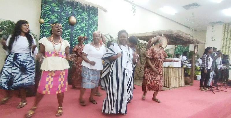 Les femmes de l'Université Félix Houphouët-Boigny de Cocody n'ont pas boudé leur plaisir à l'occasion de la fête des mères. (Ph: Dr)