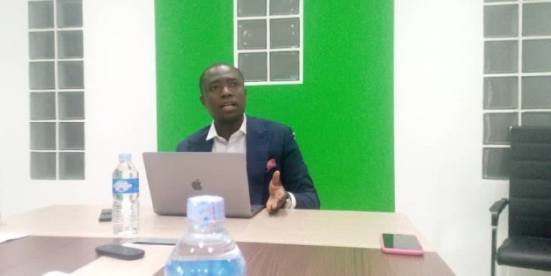 M. Kwame Senou, directeur général de Opinion and public BCW, présentant les résultats de l'étude. (Edouard Koudou)
