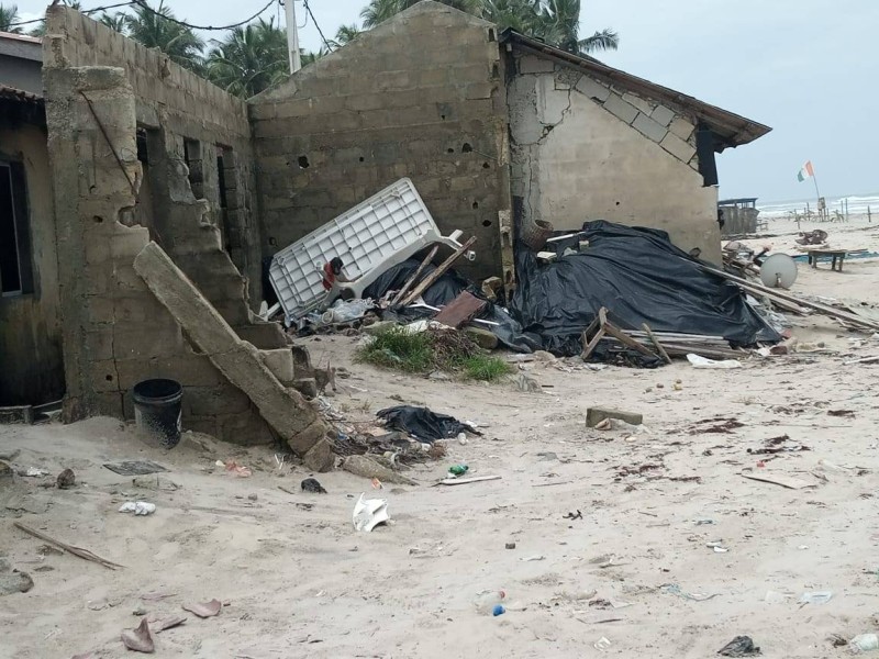 L'érosion a eu raison des habitations. (Ph: Ahua Kouakou) 