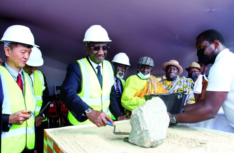 Le ministre Souleymane Diarrassouba avec à ses côtés le Pdg du groupe Jbcocoa pose la première pierre. (Photo : Véronique Dadié)