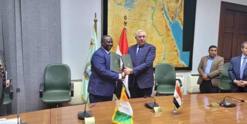 Échange de parapheurs entre le ministre d’État, Kobenan Kouassi Adjoumani et son homologue égyptien, Elsayed Elkosayer. (Photo : Dr)
