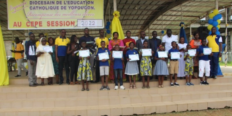 Les responsables diocésains ont posé avec les meilleurs élèves à l’examen du Cepe. (Ph: Dr)