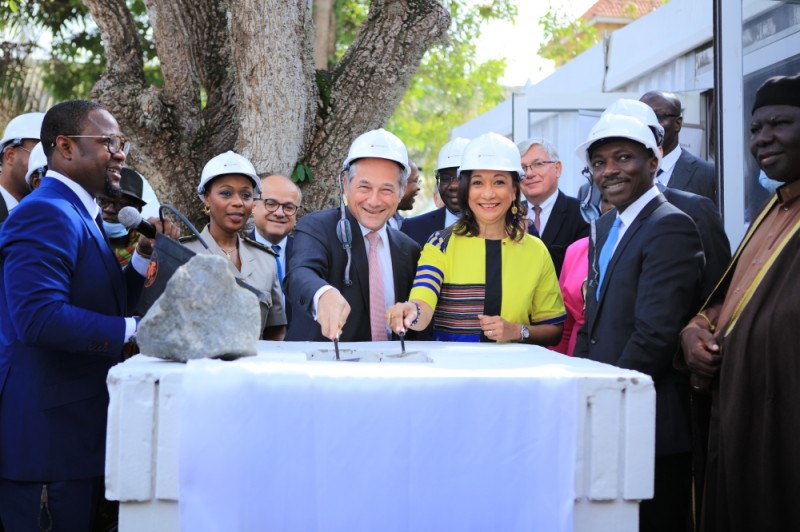 La ministre de la Culture et de la Francophonie et le Dg de la Société générale ont posé la première pierre du Musée d'art contemporain de Grand-Bassam. (DR)