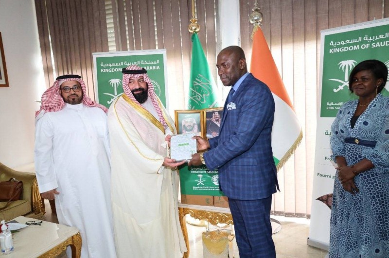 Représentant S.E.M. l'Ambassadeur Abdullah bin Hamad ALSOBAIEE, le Conseiller, Ahmed bin Ibrahim Al-GHAMDI a remis un don de dattes fait par le Centre King Salman pour le Secours et les œuvres humanitaires