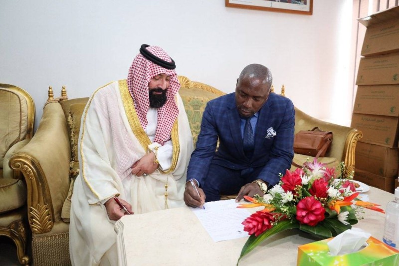 Le Conseiller, Ahmed bin Ibrahim Al-GHAMDI et l'Ambassadeur Filbert Kouassi représentant la ministre Kandia Camara