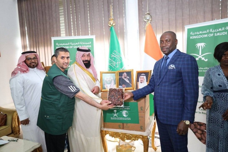 Don de dattes fait par le  Centre King Salman pour le Secours et les œuvres humanitaires