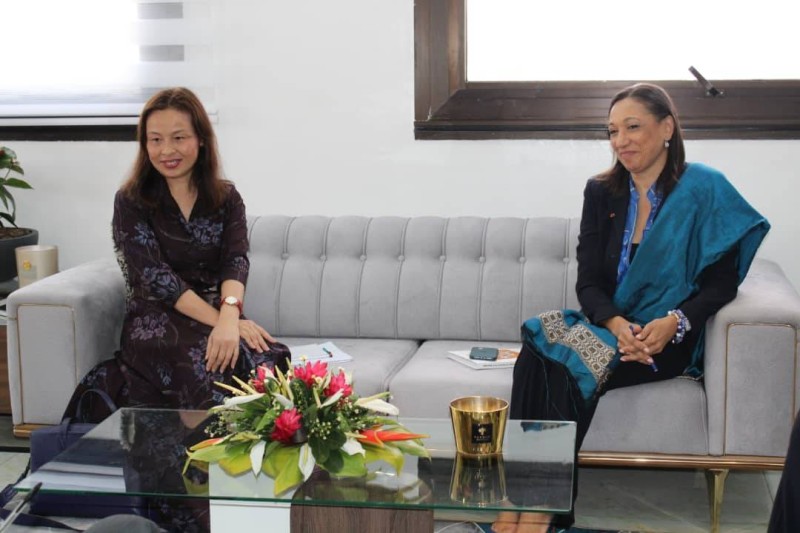 Mme Thi Hoang Mai TRAN et la ministre Françoise Remarck