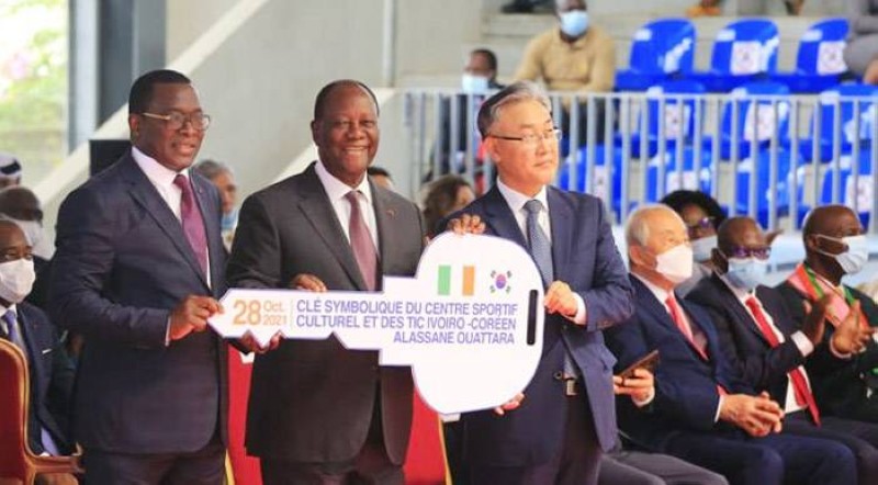 Le Président Alassane Ouattara, entouré de l'Ambassadeur de Corée (à droite) et du ministre des Sports ivoirien lors de la remise officielle des clés du Centre sportif, culturel et des Tic ivoiro-coréen. (Ph: Dr)