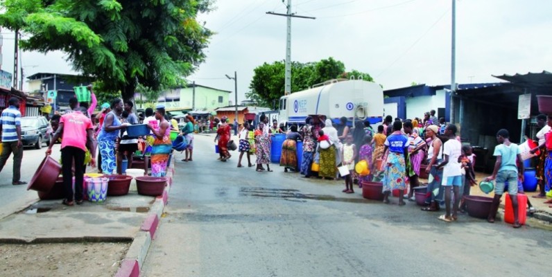 Les populations sont sorties nombreuses pour s’approvisionner en eau potable. (Ph: Dr)