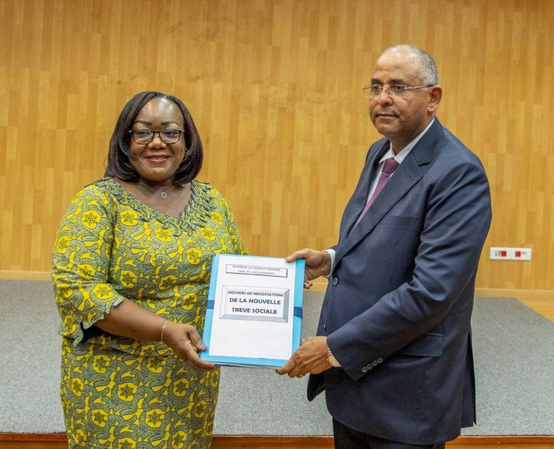 Le chef du gouvernement Patrick Achi avec la ministre Anne Ouloto, présidente du Comité interministériel. (Ph: Dr)