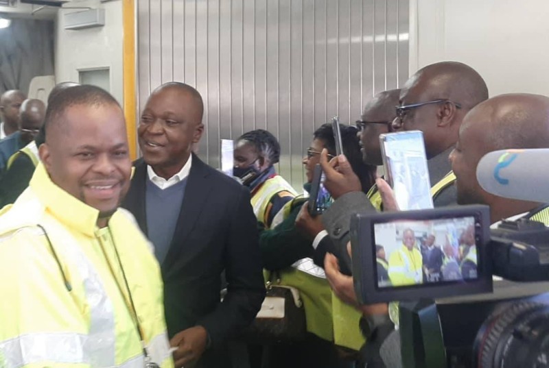 Le ministre des Transports Amadou Koné en costume en arrière plan