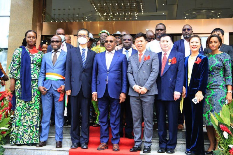 Le ministre Siandou Fofanan encadré par le Pdg de l'Hôtel Famille mondiale et le Chargé d'affaires par intérim