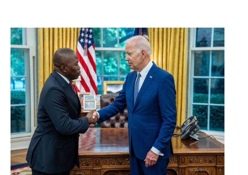 Le président Joe Biden et SEM Touré ambassadeur de Côte d'Ivoire aux USA (Ph: Ambassade de CI aux Usa)