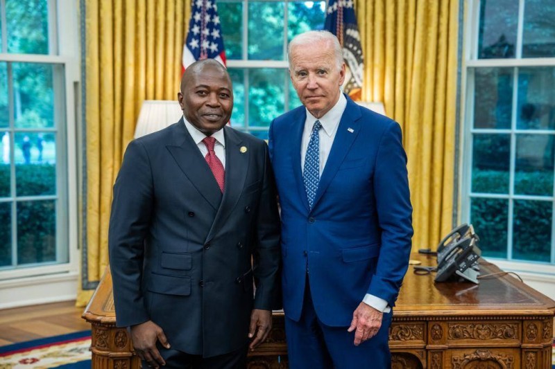 L’Ambassadeur Ibrahima Touré et le Président Joe Biden (Ph: Ambassade de CI aux Usa)