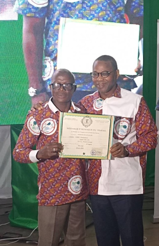 Le ministre Adama Kamara a décoré plusieurs agents pour leur dévouement, à l'Istc. (Photo : Dr)