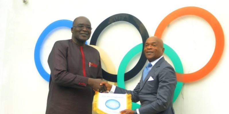 Le président de la Confédération africaine de handball (à gauche) a procédé à un échange de fanion avec le président du Cno, Me N'Goan