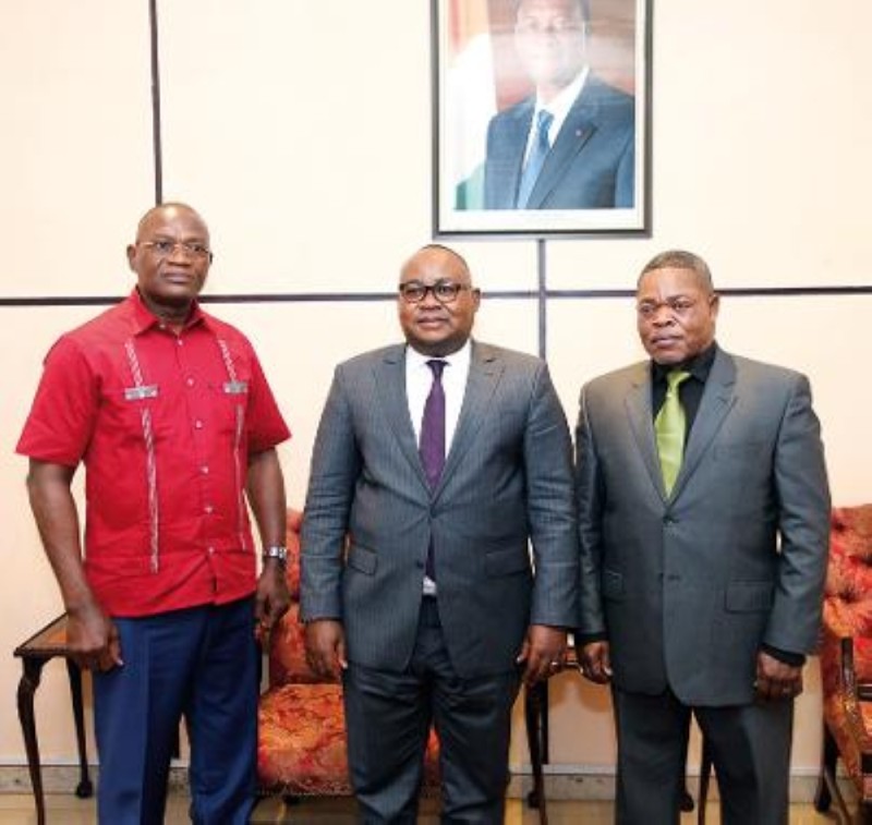 Le ministre congolais de l’Intégration régionale et de la Francophonie, Didier Mazenga Mukanzu, au milieu des ambassadeurs ivoirien en RdC et congolais en Côte d’Ivoire. (photo : poro dagnogo)