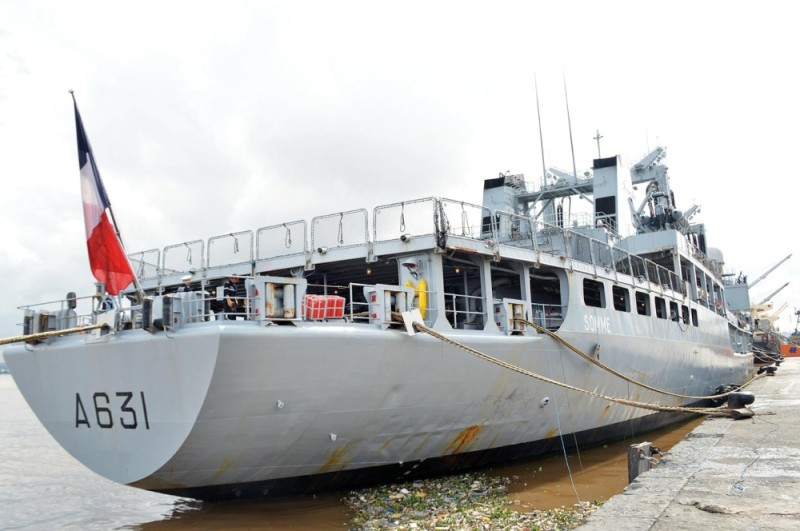 Le déploiement de bâtiments français en opération Corymbe comme le Bcr A-631 ci-dessus, complète le dispositif français stationné en Afrique occidentale et constitue le volet maritime des coopérations opérationnelles mises en œuvre par les armées dans le golfe de Guinée.